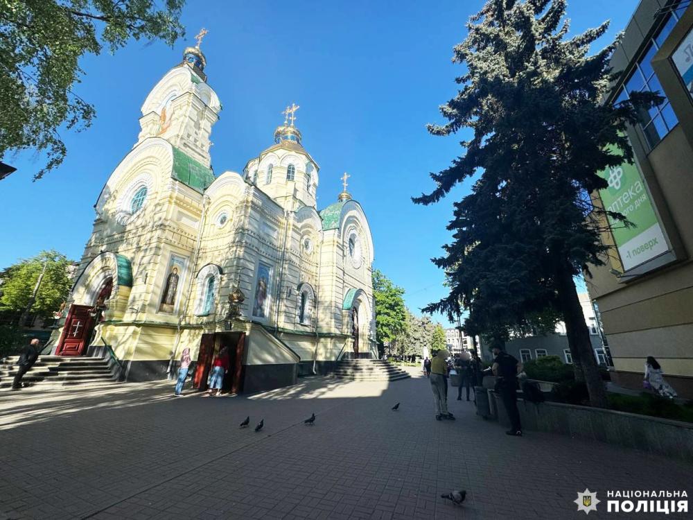 У храмі в центрі Рівного священникам та парафіянам погрожував зброєю