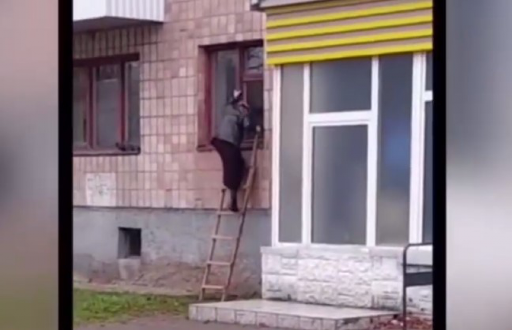 У Луцьку жінка виходить з квартири через вікно, бо боїться сатани