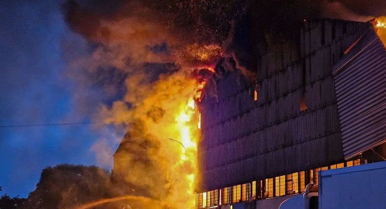 У Львові російські снаряди влучили у склади з гуманітаркою, горять теплі речі, взуття та генератори