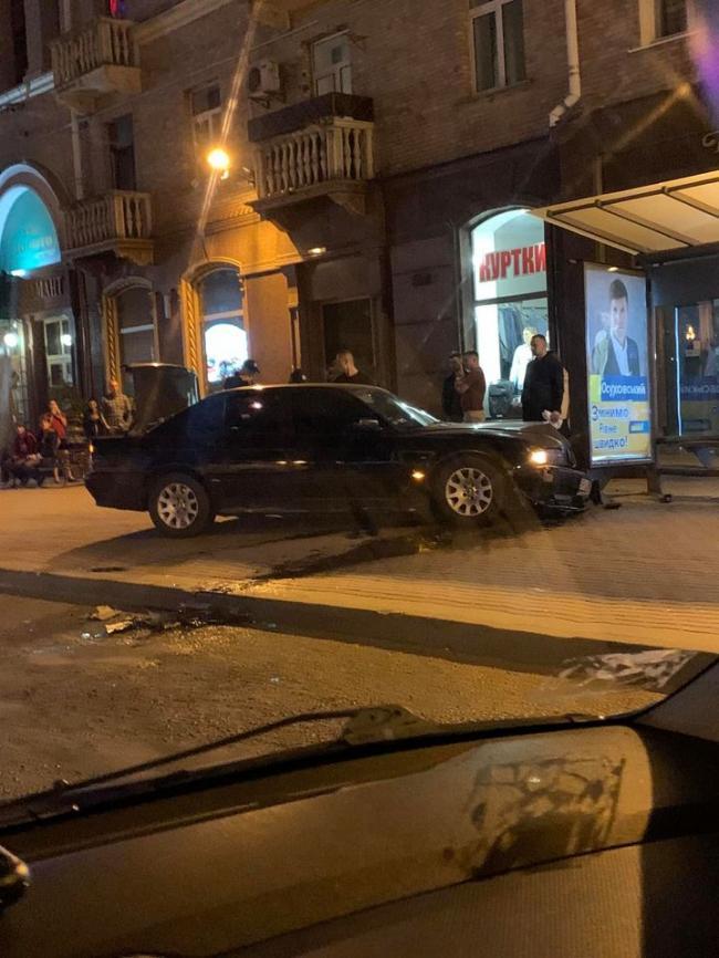 У поліції розповіли, як водій BMW в`їхав у зупинку в Рівному
