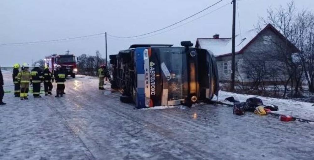 У Польщі перекинувся український автобус: 20 осіб госпіталізували