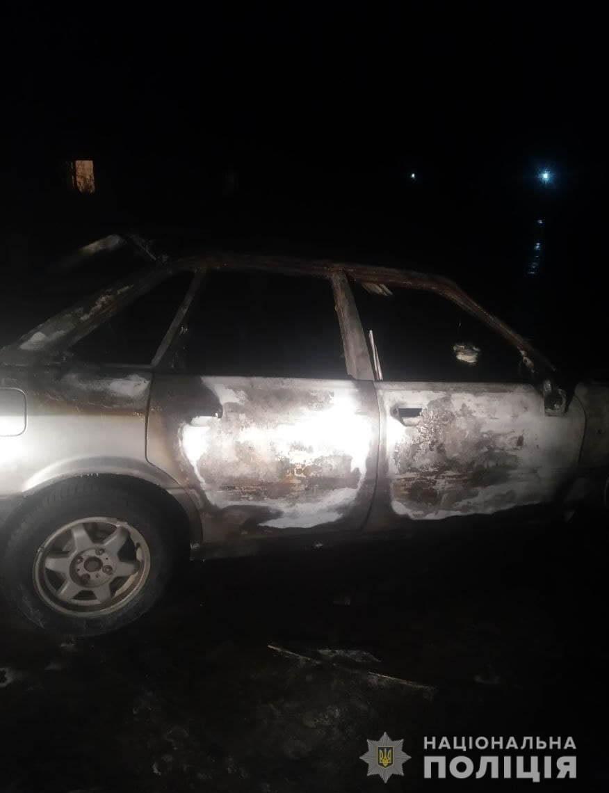 У Рівненському районі підпалили два авто