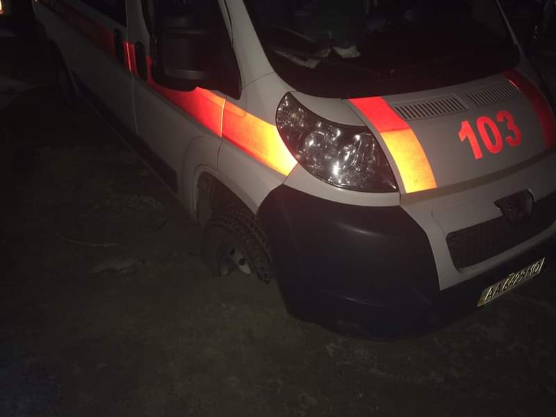 У Рівненському районі швидка застрягла у болоті