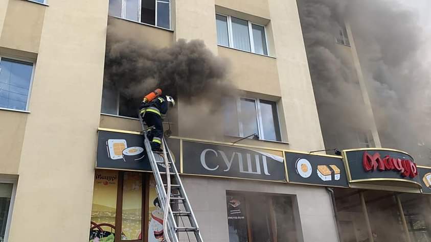 У Рівному горіла дев`ятиповерхівка: евакуювали 13 людей (ФОТО)