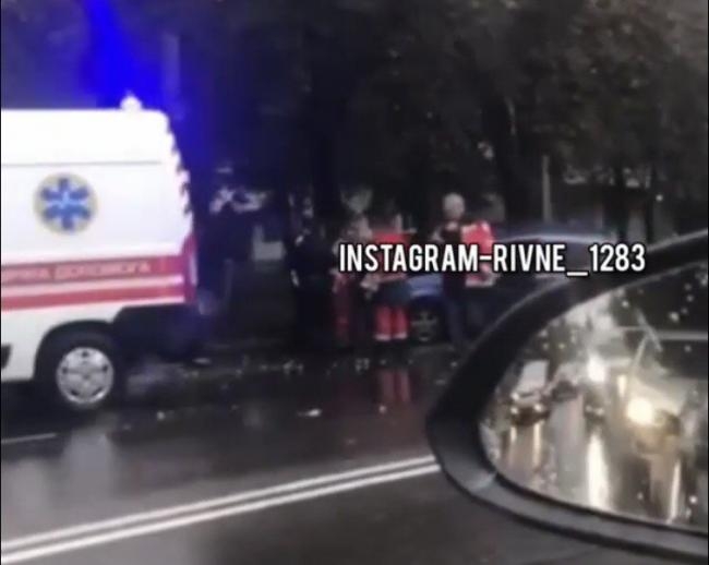 У Рівному легковик зіткнувся з вантажівкою (ВІДЕО)