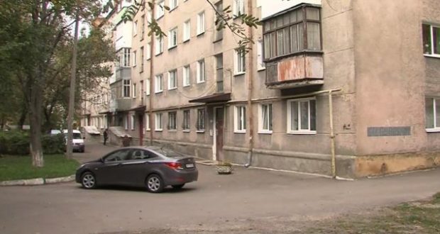 У Рівному на дівчину скинули диван (ВІДЕО)