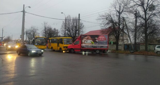 В Рівному на Дубенській-ДТП: зіткнулись хлібовоз та маршрутка