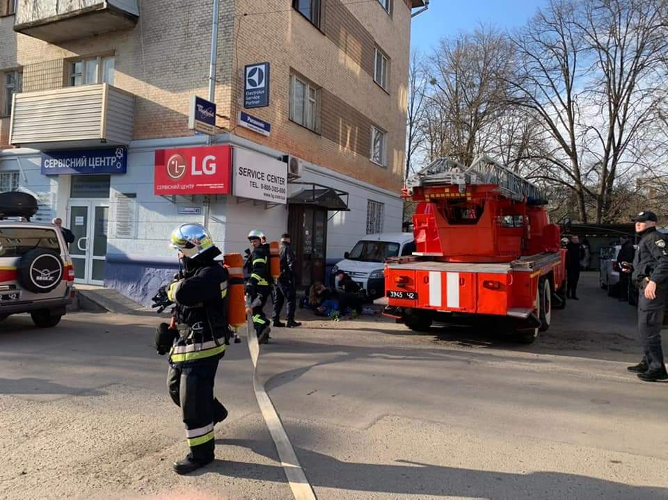 У Рівному на Степана Бандери горить житловий будинок