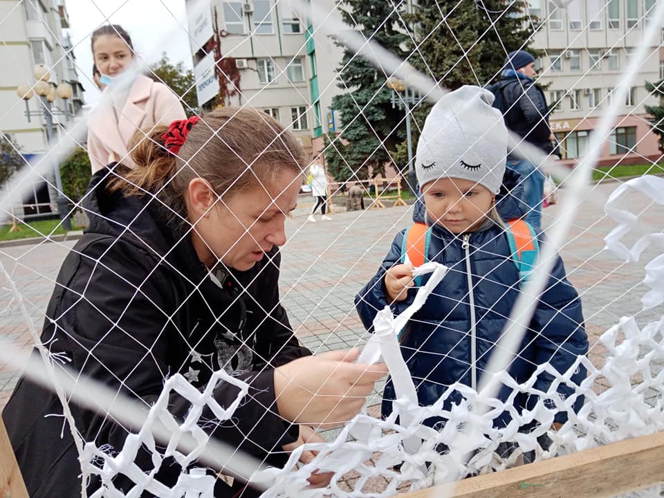 У Рівному плетуть маскувальні сітки для військових. (ФОТО)