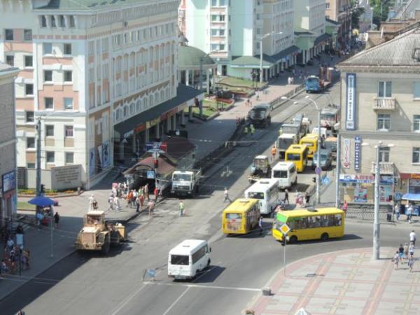У Рівному розмежують зупинку громадського транспорту