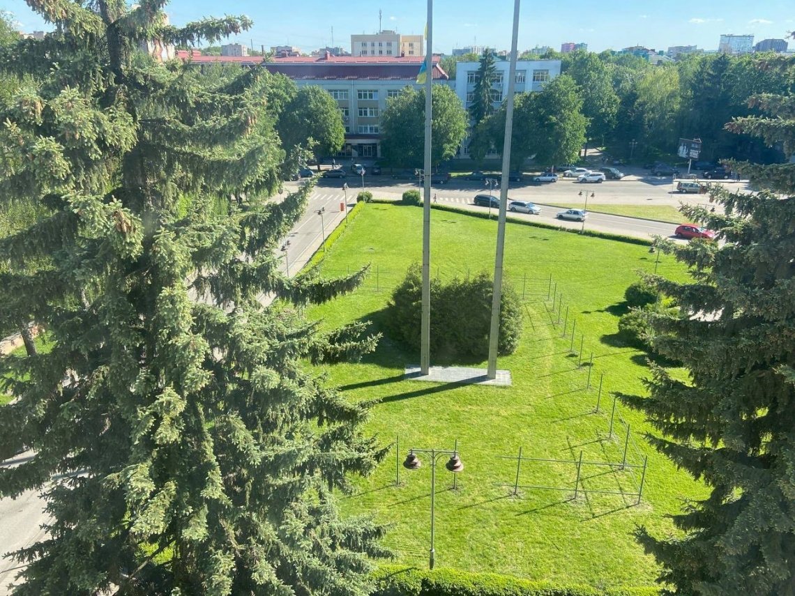У Рівному розпочали встановлювати найвищий в області флагшток
