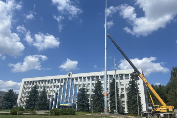 У Рівному встановили найвищий флагшток в області