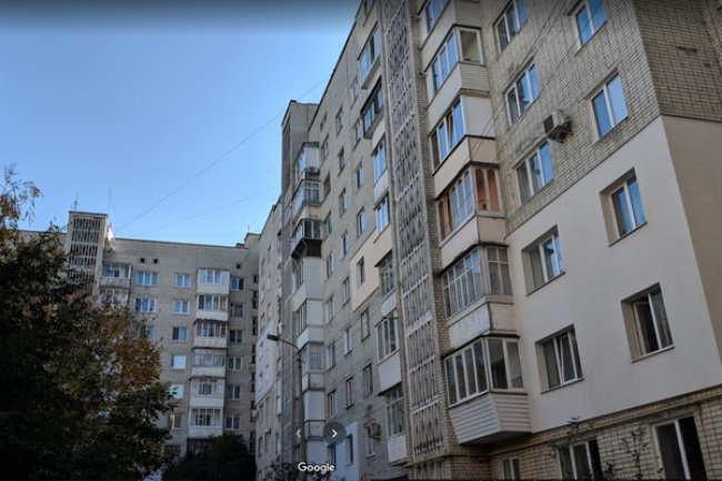  У Рівному з другого поверху випала дівчина 16-ти років