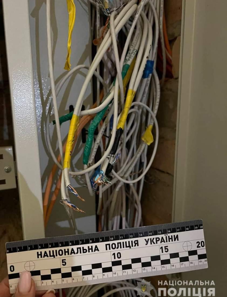 У Рівному затримали чоловіка на крадіжці кабелів у багатоповерхівці