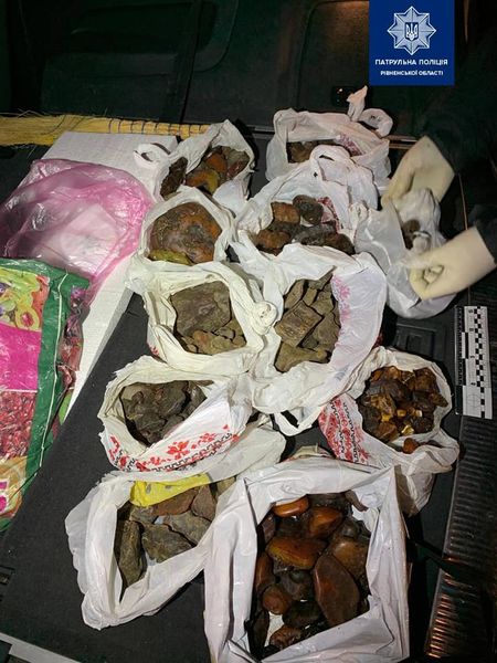 У Рівному затримали чоловіка який перевозив понад 11 кг бурштину