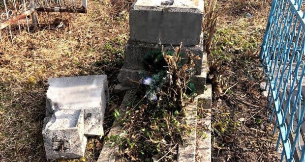 У Рівному зловмисники зруйнували майже 60 могил на місцевому кладовищі