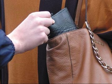 У Рівнянки викрали гаманець поки та приміряла взуття