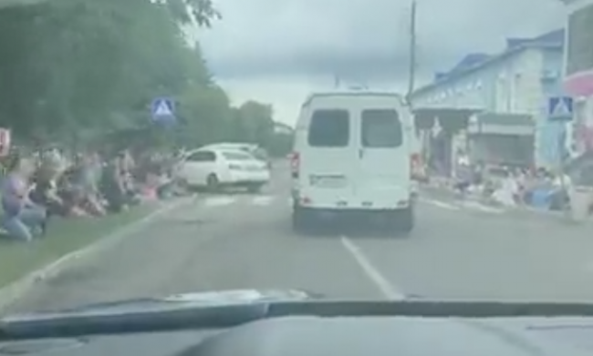 У Сарнах живим коридором зустріли полеглого Героя (ВІДЕО)
