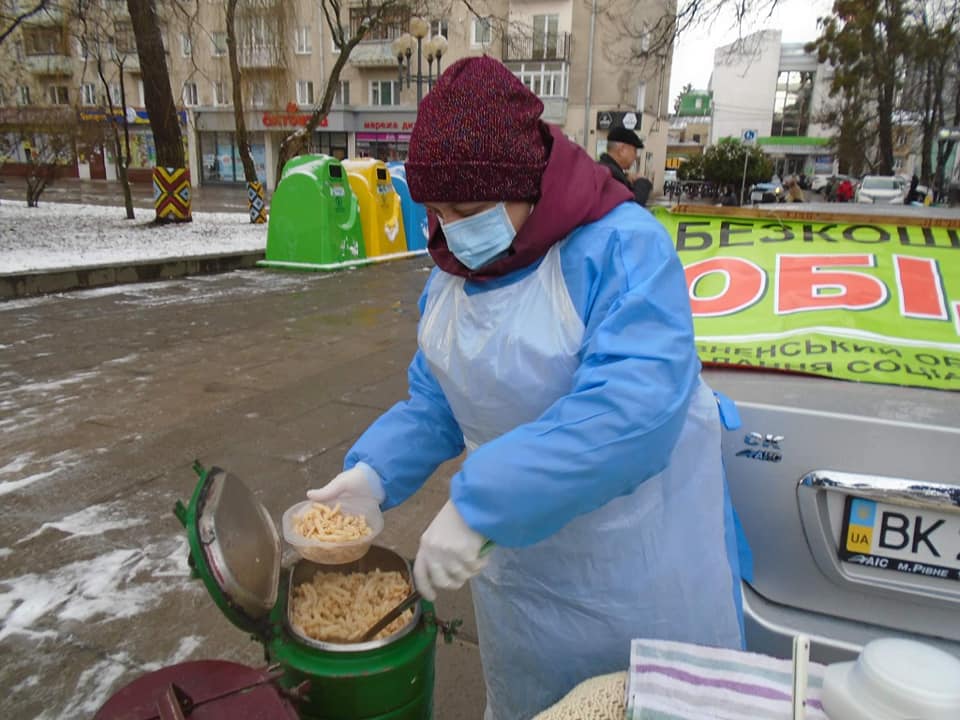 У центрі Рівного роздають гарячі обіди для безхатченків