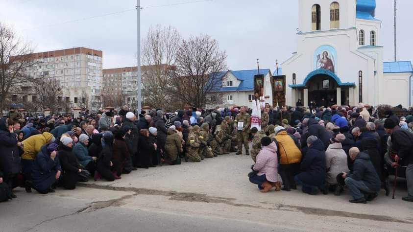 У Вараші сотні людей прийшли попрощатися із загиблим Героєм (ФОТО)