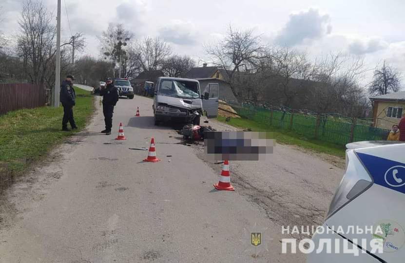 У Вараському районі п’яний водій мікроавтобуса на смерть збив скутериста