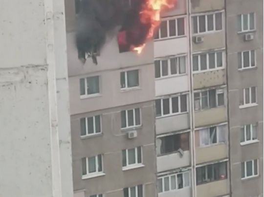 Уламок ракети частково зруйнував житлову багатоповерхівку у Києві