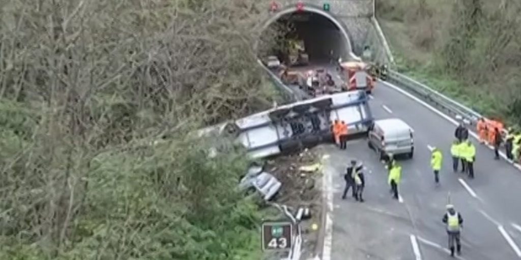 В Болгарії у палаючому автобусі загинули 46 людей, серед яких діти
