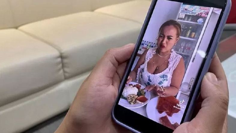 В Індонезії жінку засудили на два роки за богохульство, бо вона їла свинину