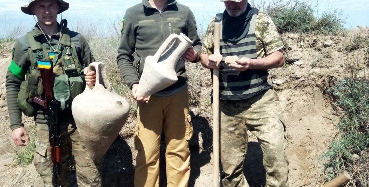 В Одесі під час фортифікаційних робіт тероборона відкопала стародавні амфори