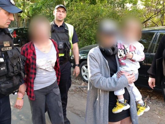 В Одесі тітка в прямому ефірі в соцмережі накачувала алкоголем свою дворічну племінницю