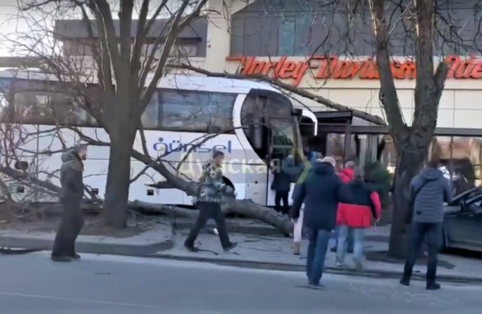 В Одесі водій автобуса знепритомнів: розбив 3 авто та в'їхав у мотосалон
