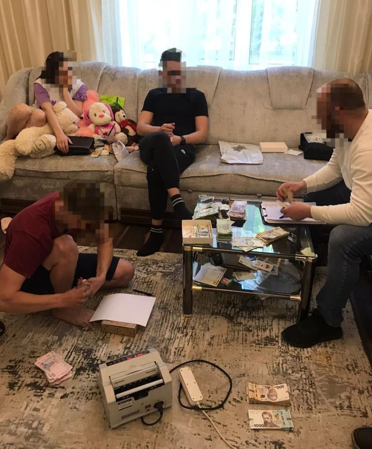 В організації незаконного виїзду з країни підозрюють сім осіб