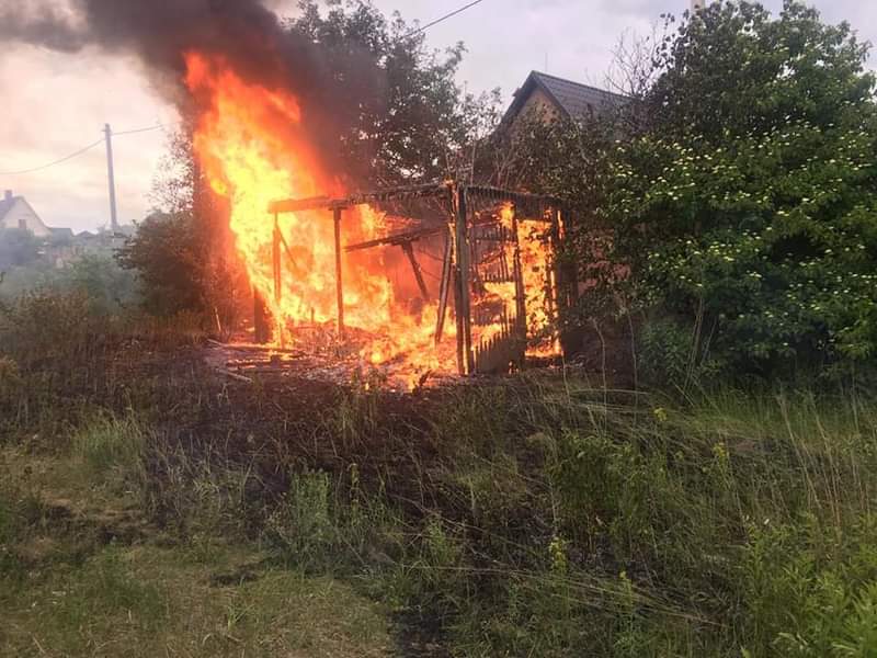 В Рівненському районі горіло приватне господарство