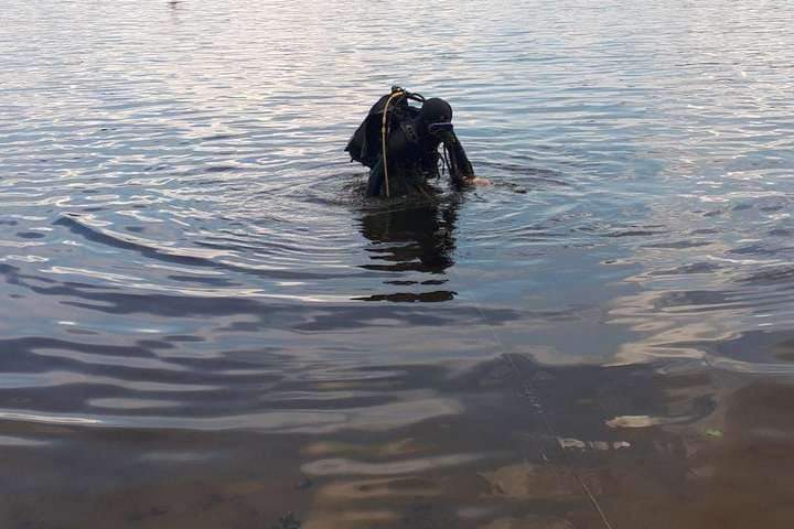 В Рівненському районі водолази дістали зі ставка тіло потопельника