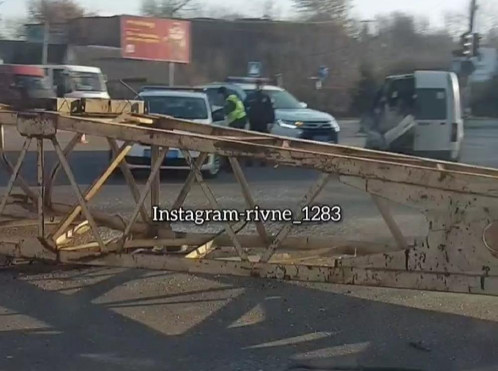 В Рівному через падіння частини крану сталася ДТП