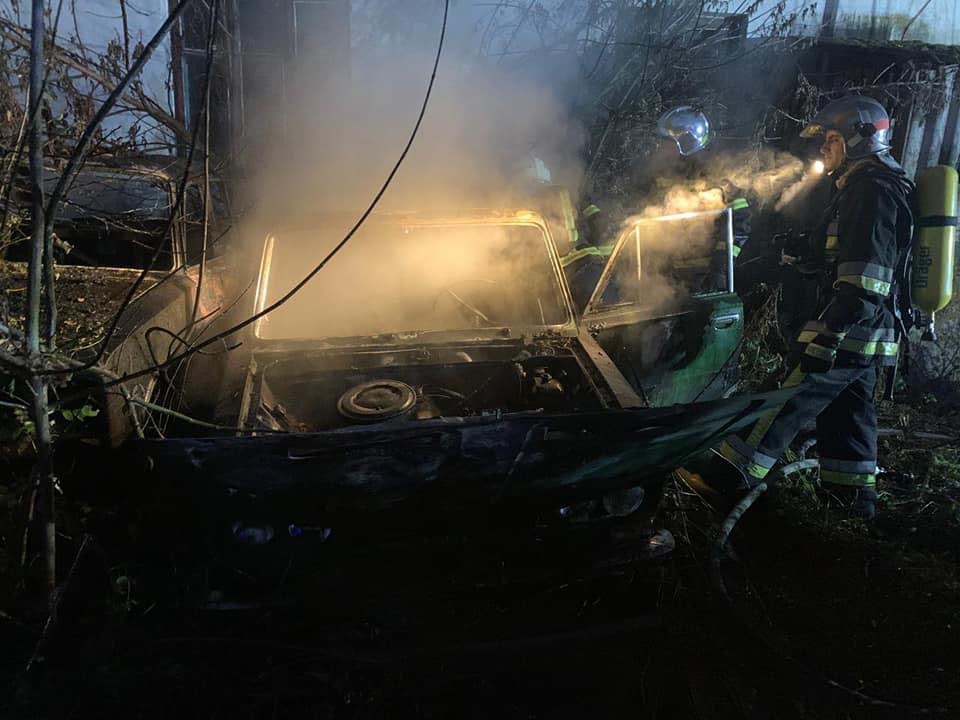 В Рівному горів автомобіль