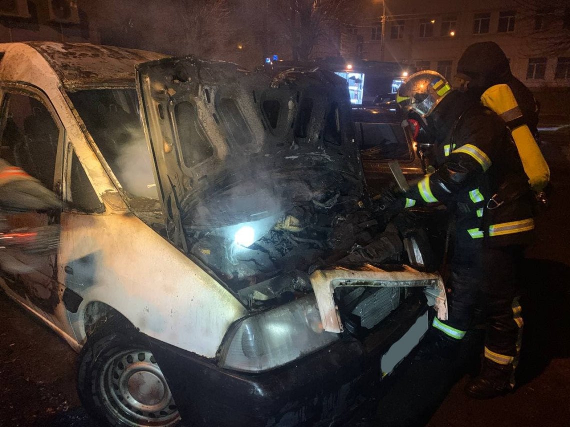 В Рівному на Богоявленській згорів автомобіль