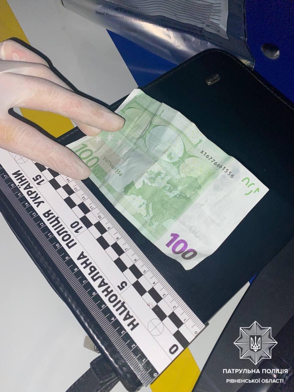 В Рівному нетвереза водійка намагалася дати хабаря патрульним