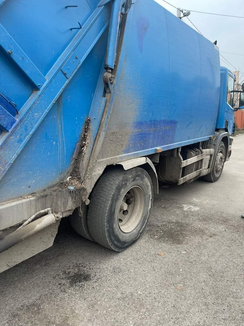 В Рівному п'яний чоловік порізав колесо сміттєвозу
