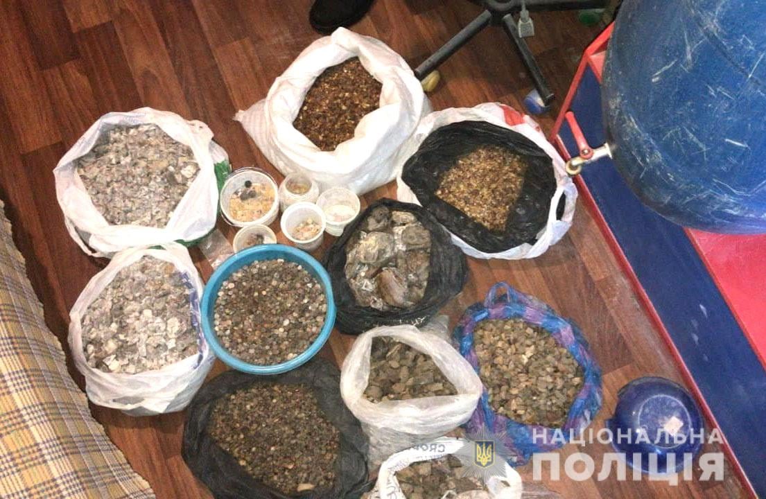 В Рівному судитимуть чоловіка, який зберігав понад 70 кілограмів бурштину