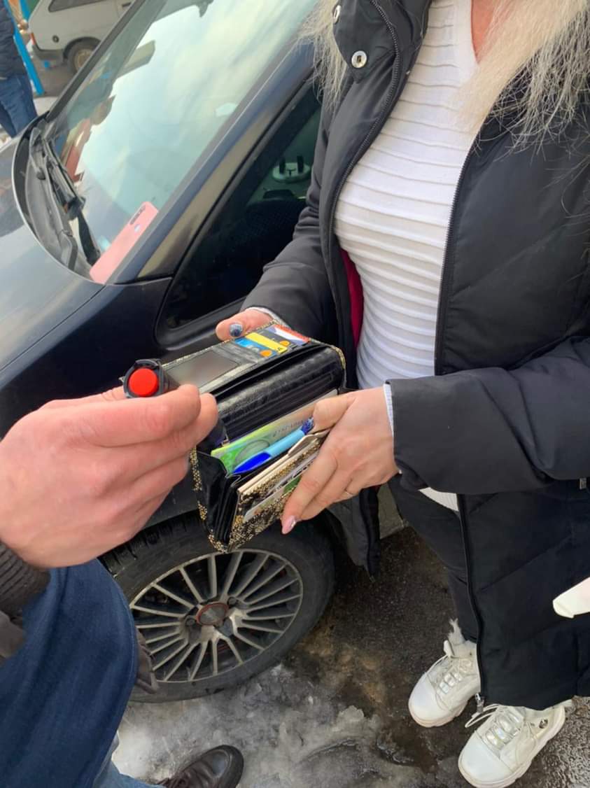 В Рівному у власному службовому кабінеті на хабарі викрили посадовицю