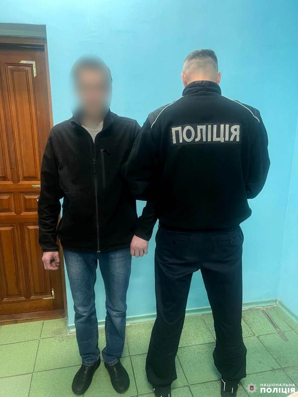 Вдарив пляшкою по голові та пограбував
