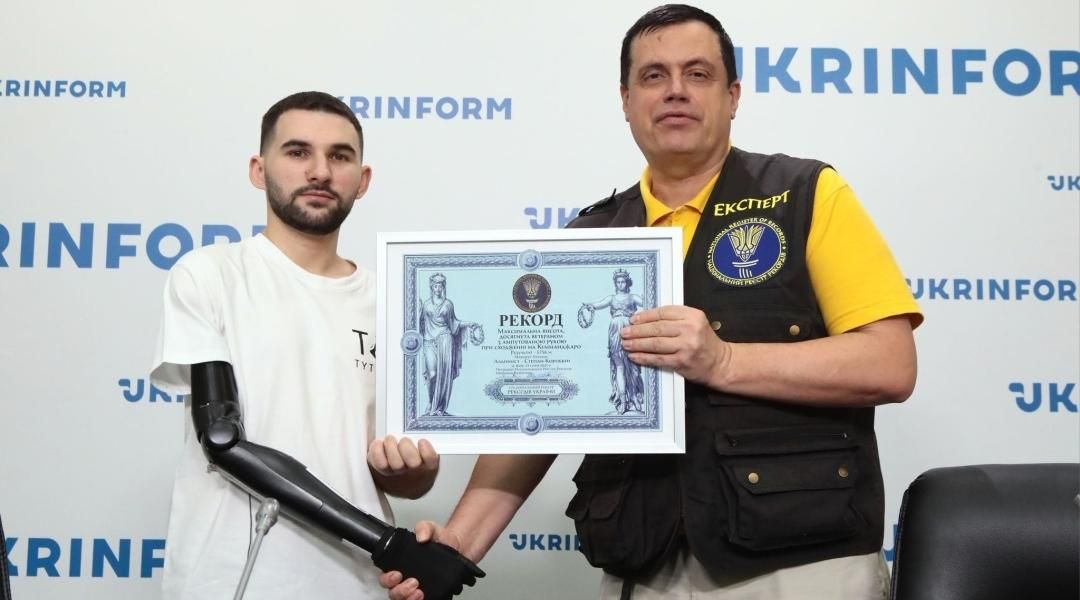 Ветеран ЗСУ з ампутованою рукою підкорив Кіліманджаро