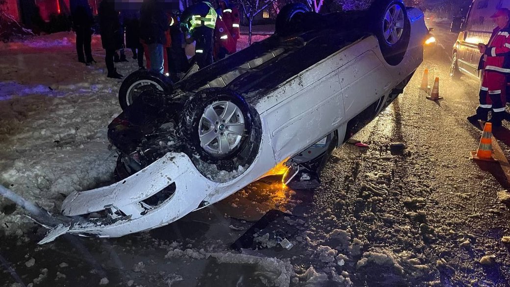 Від удару авто перекинулося на дах