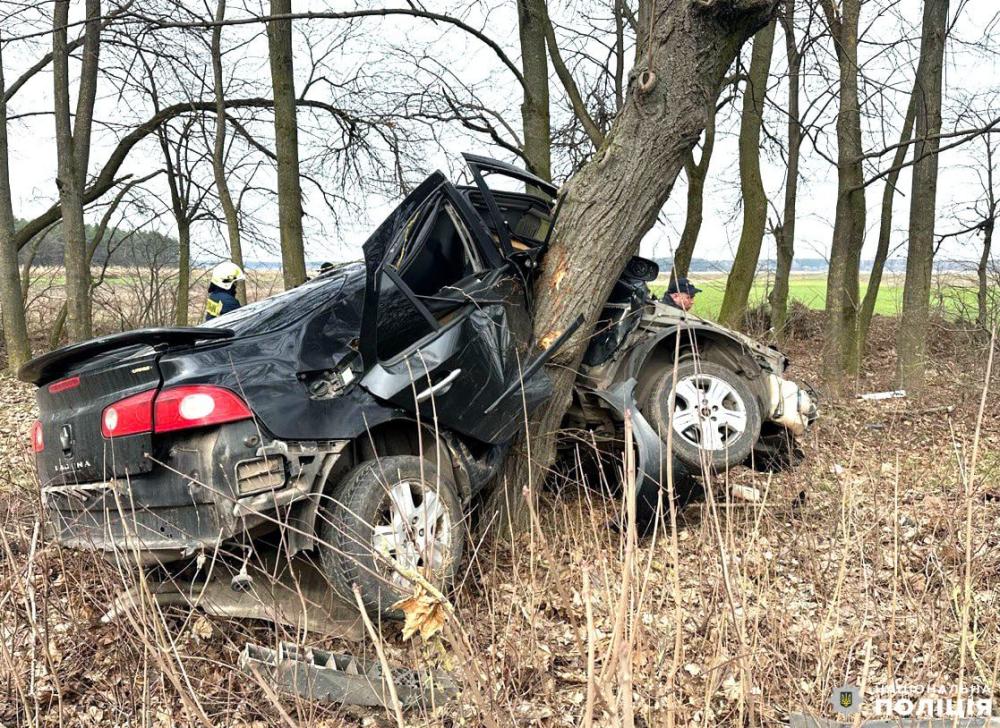 Від удару автомобіль розтрощило: водія і пасажира діставали рятувальники