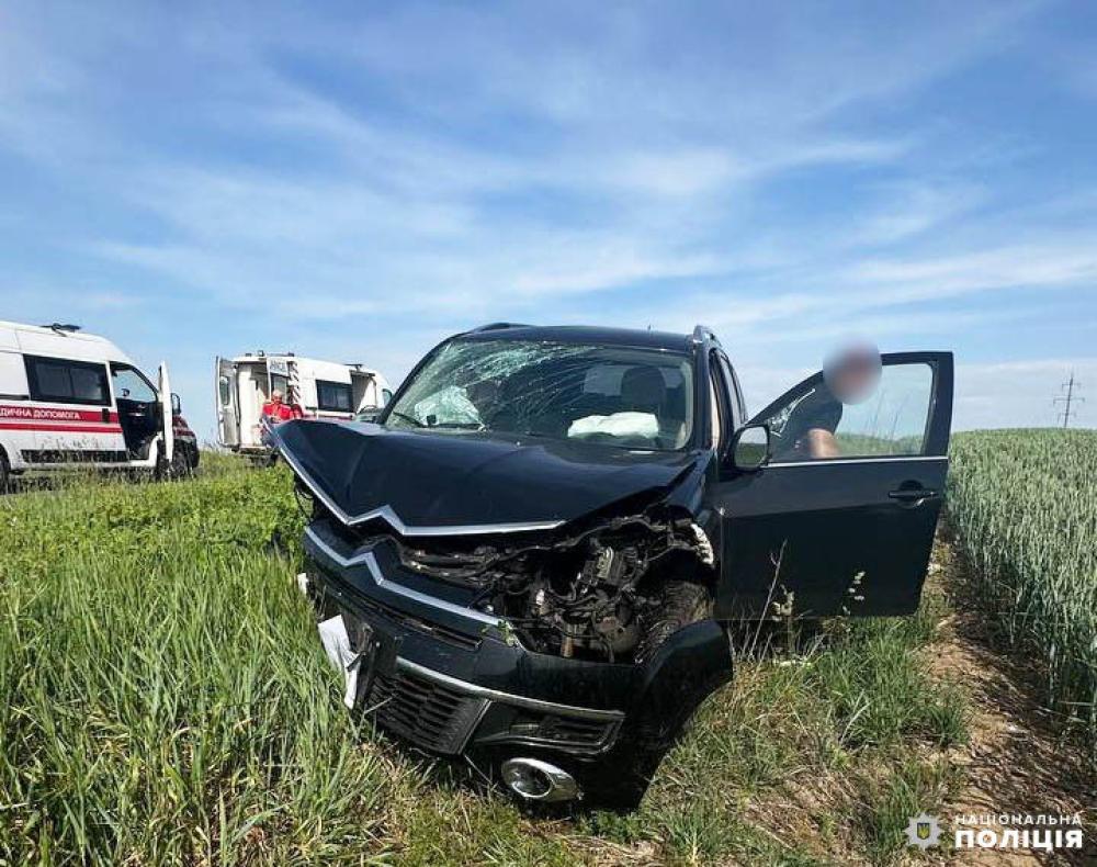 Від удару автомобіль відкинуло у поле