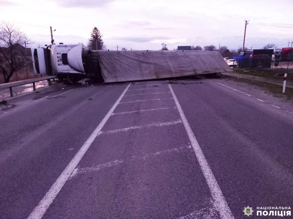 Від удару вантажівка перекинулася та перегородила трасу
