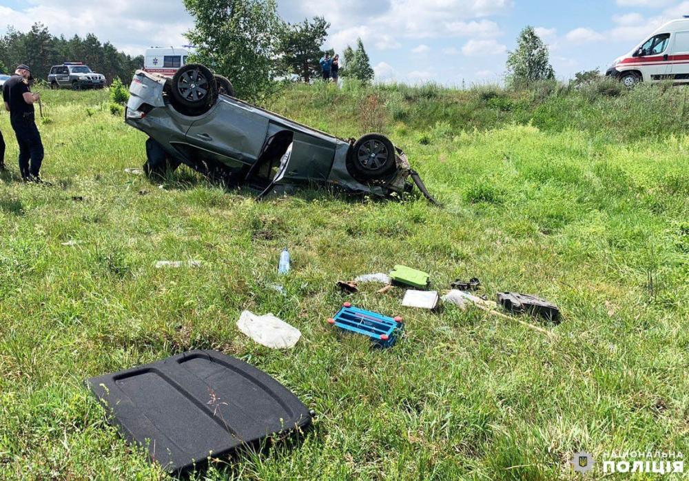 Відірвалося колесо: автомобіль злетів у кювет і перекинувся