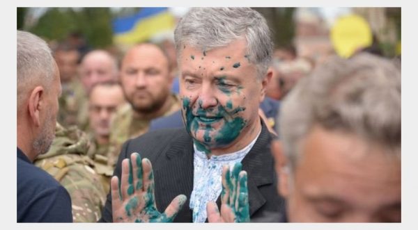 Відомо, хто облив Порошенка зеленкою на День Незалежності