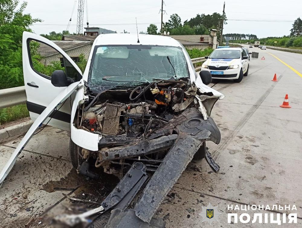 В’їхав в автопоїзд: водій – у реанімації